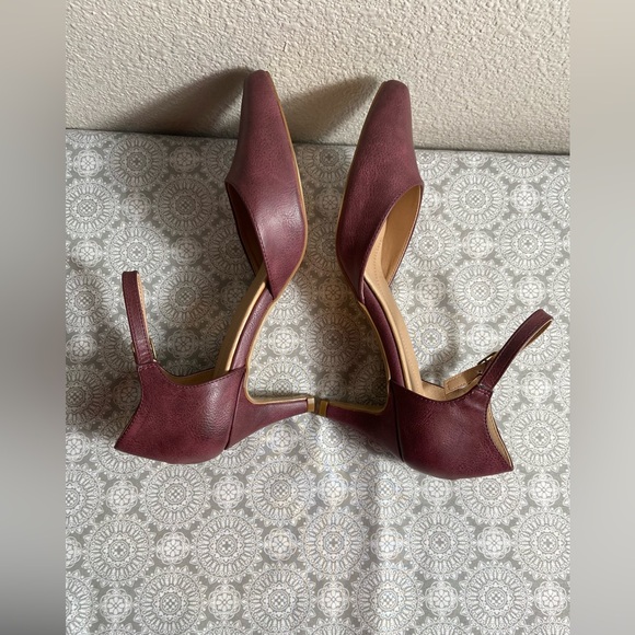 Journee Collection~Chic~Bette~Faux Leather~Almond Toe~Pump~Buckle Closure~Size 9 - Picture 7 of 14
